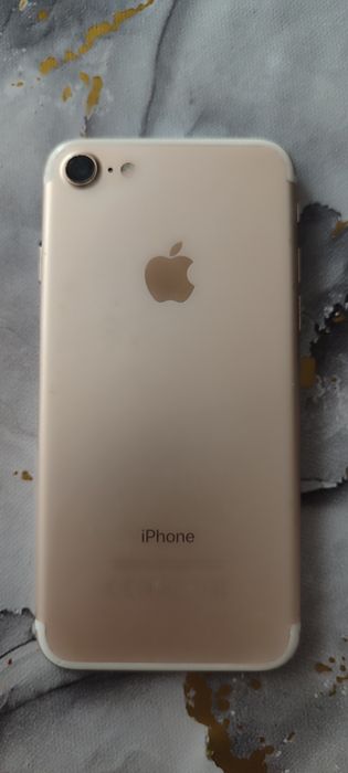 Продам айфон 7 128