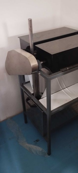 Пчеларска разпечатваща машина