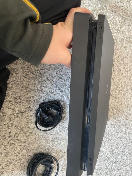 Vand PS4   - stare buna cu o maneta plus incarcator de maneta, doua cabluri, cadou jocurile(Fifa 2023, Minecraft, Grand THEFT auto,plus altele)
