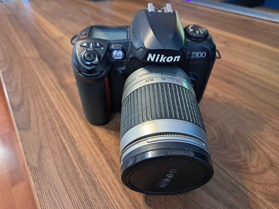 Nikon D100 + Obiectiv 28-100mm