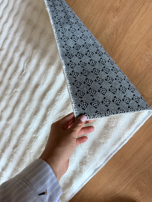 Чисто нов бял килим 200/300
