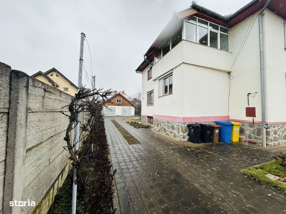 Vila de vanzare - Individuala, 7 camere, teren mare - Sub Arini