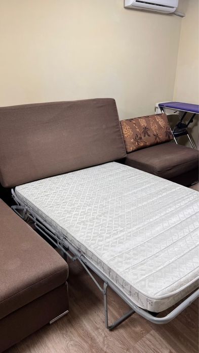 Диван-кровать  коричневый цвет.