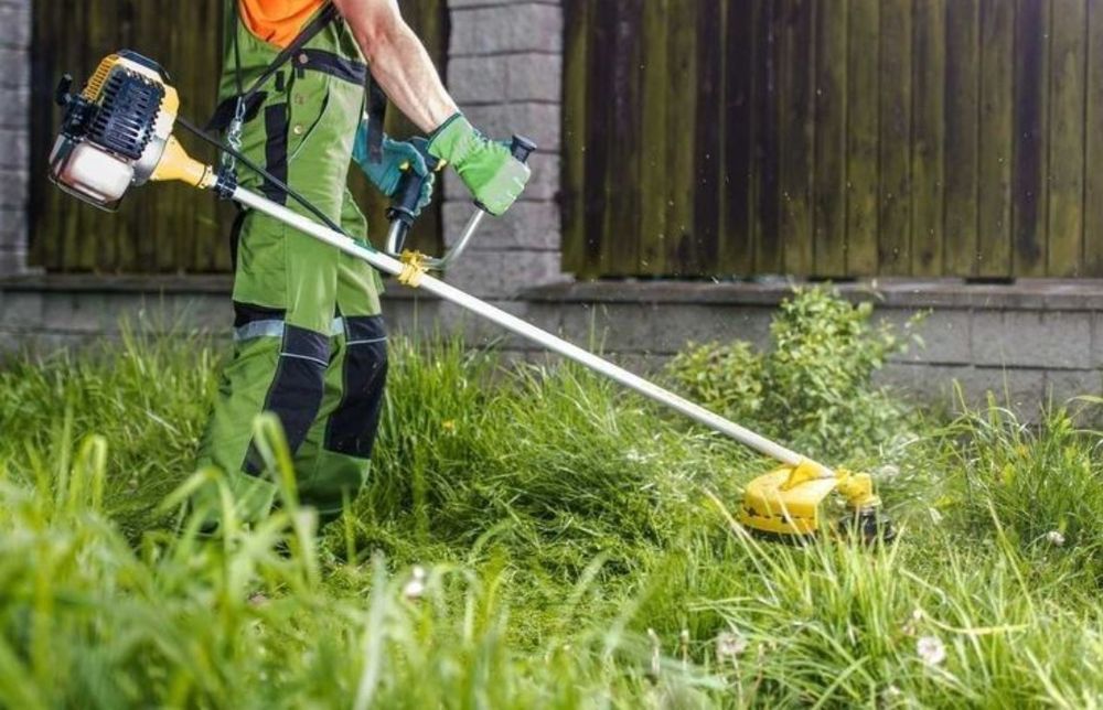 Oferim servicii de cosit si intretinere spatii verzi