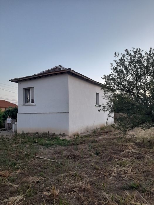 Продавам къща с дворно място 1 декар
