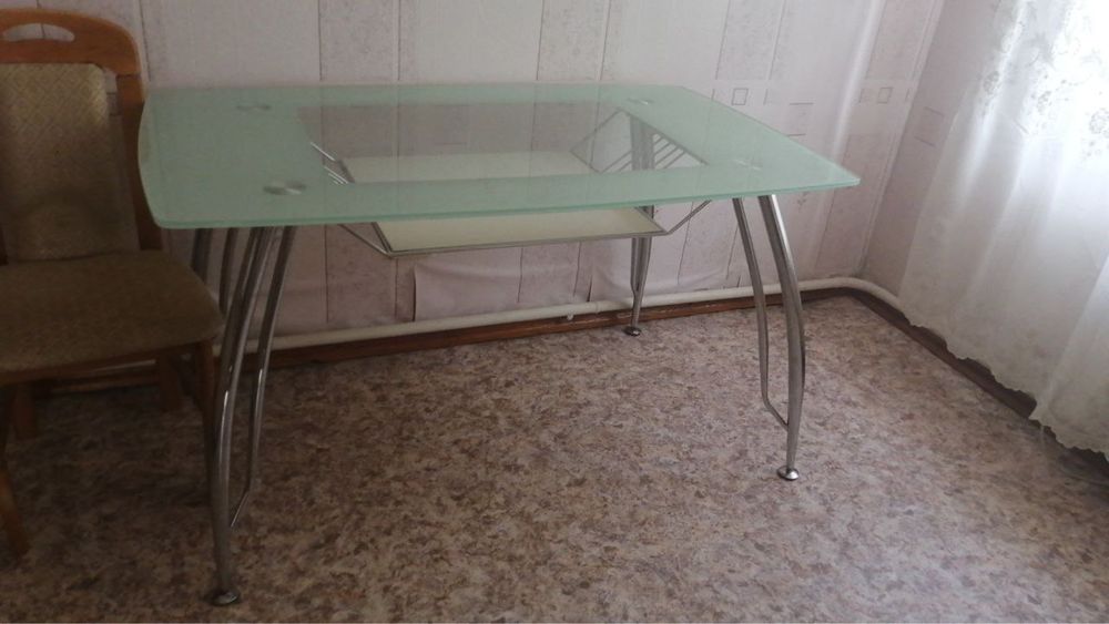 Продам стол и стулья 6 шт.