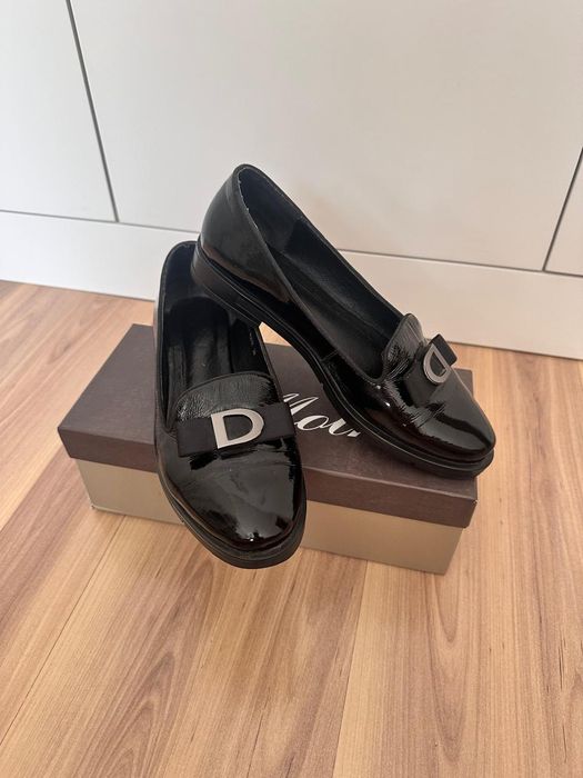 Продам лоферы черные лаковые в отличном состоянии