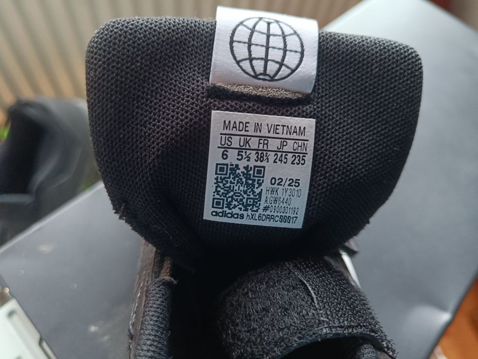 Adidași noi fără cutie
