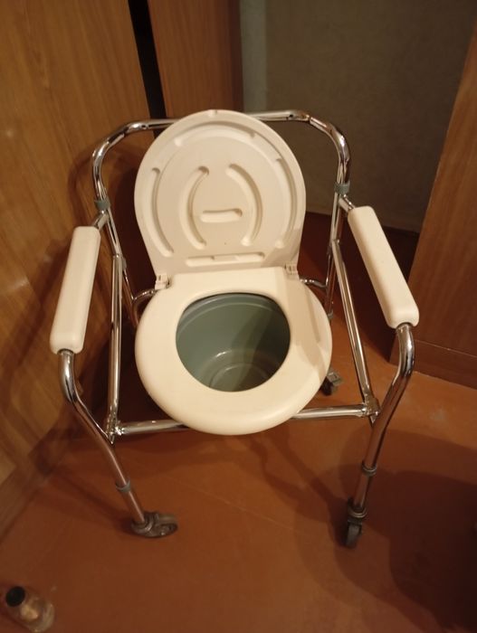 Продам кресло коляску, туалет