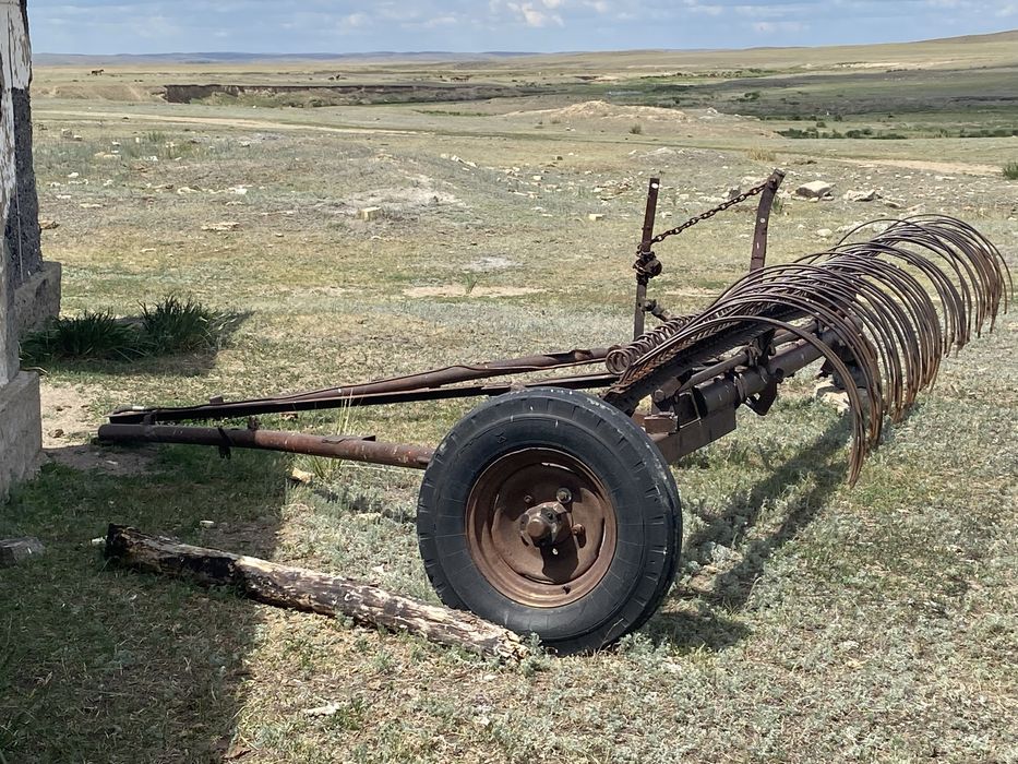 Трактор Т-40 жүріп тұр шөп шабуға дайын