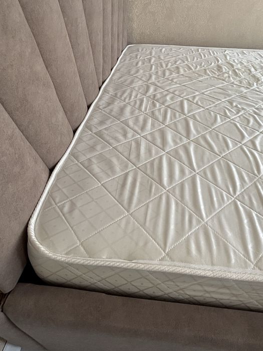 Кровать двуспальная с матрасом