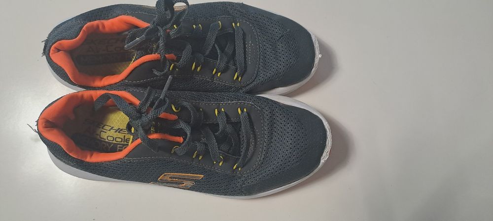Adidasi sport confortabili pentru plimbări în aer liber