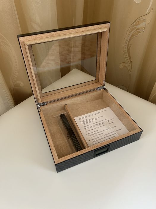 Хумидор за 30 пури – испански кедър, карбонов дизайн, хигрометър