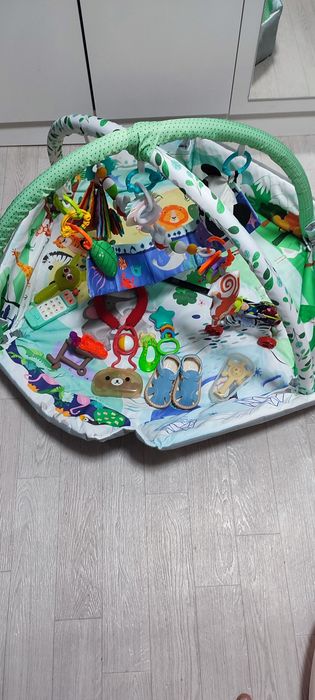 Детский манеж с игрушками