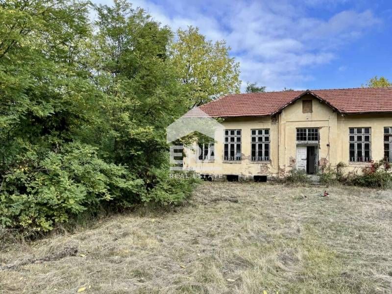 Поземлен имот със сграда в гр.Троян