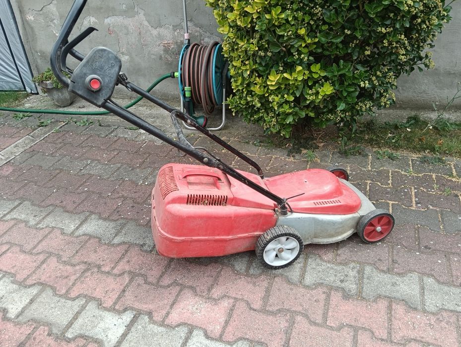 Mașina electrică de tuns iarba