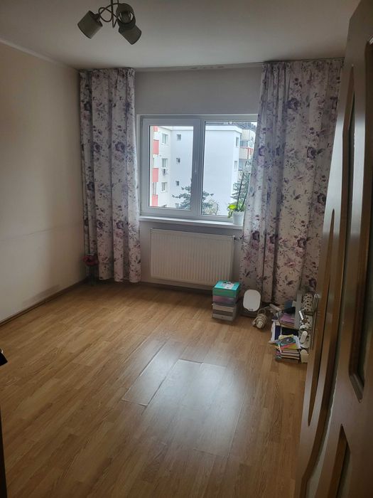 Persoana Fizica vand apart cu 3 camere, decomandat, zona linistita