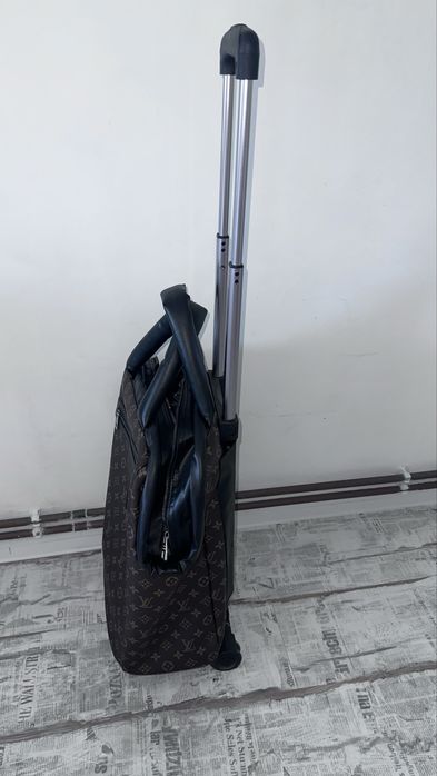Troler valiza avion bagaj de mana nou Louis Vuitton