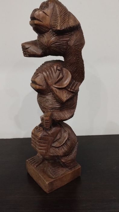 Чудесна статуетка на трите мъдри маймуни.