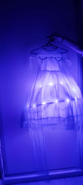 Рокля на принцеса Елза със светлини с 2подаръка корона и светещ ластик
