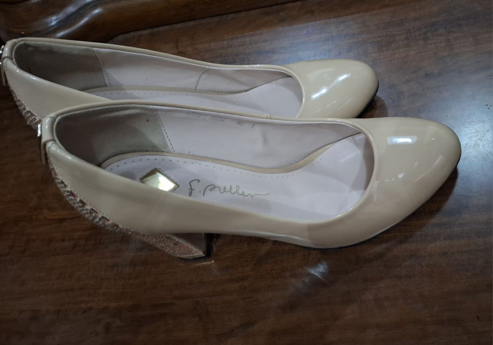 Туфли бежевые лакированные 40 размера