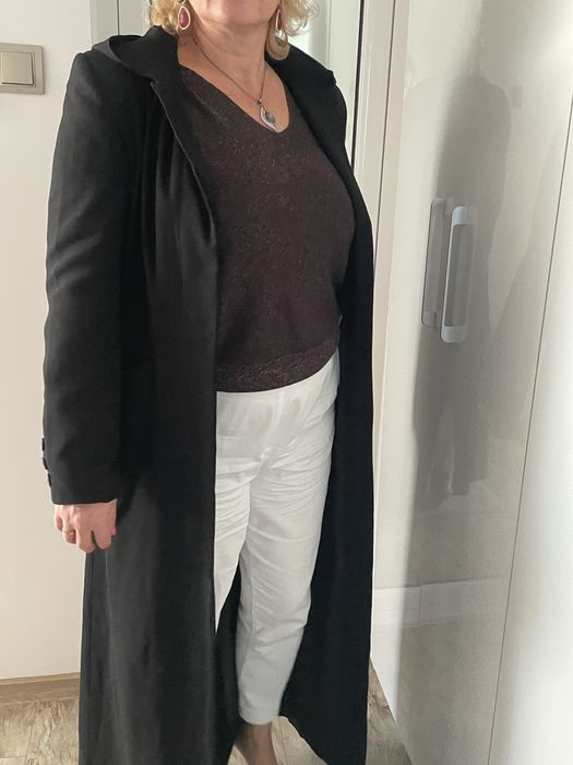 Дълго черно есенно палто