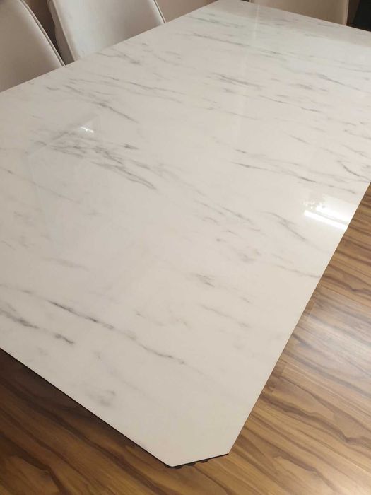 Голяма бяла трапезна маса