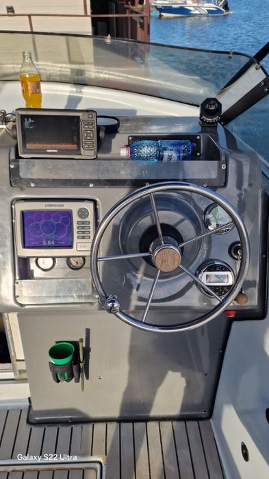 Vand barca cu motor cabinata