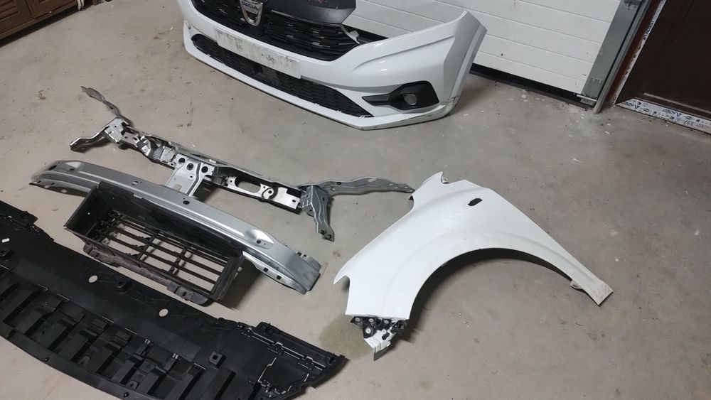 Bara fata , aripa stângă, ochelari faruri, volet Logan 3, Sandero 3