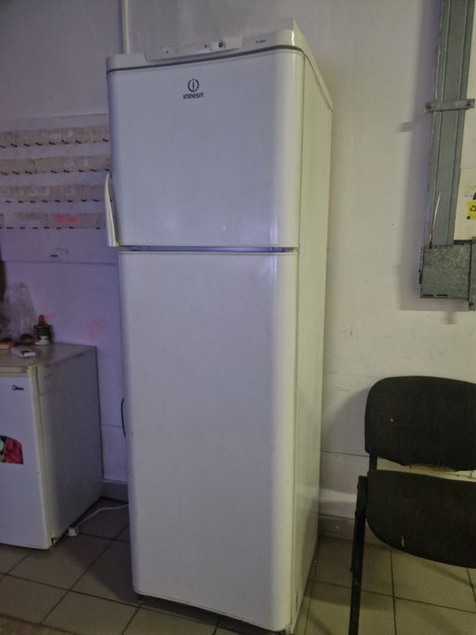 Продам холодильник Indesit