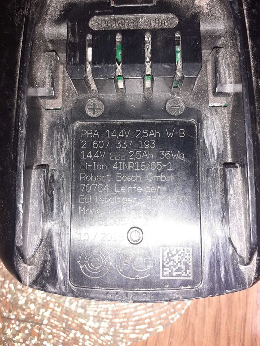 Vand incarcator si 2  acumulatori bosch