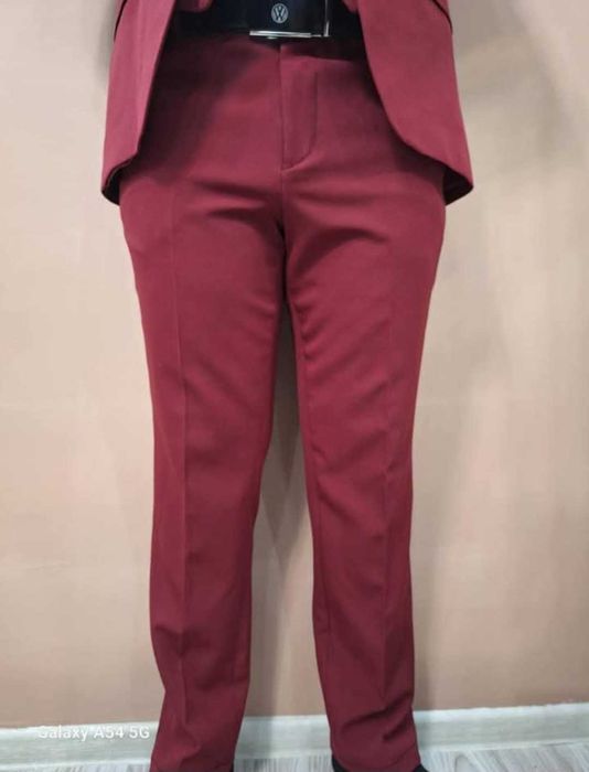 Костюм в Бордо цвят