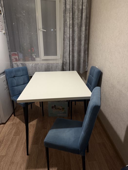 Стол со стульями