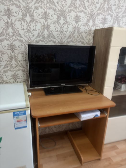 Продам стол и телевизор