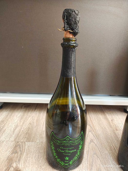 Продавам 2 празни бутилки от шампанско Дом Периньон