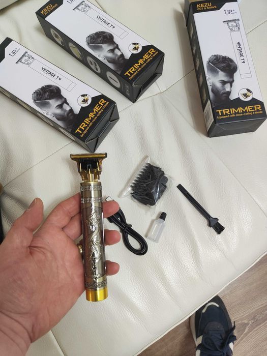 Mașină de tuns profesională cu display, accesorii și design elegant