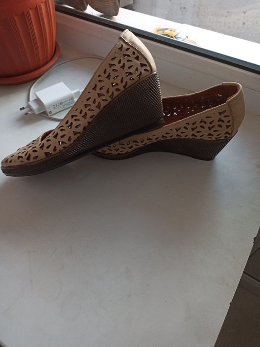 женская обувь , летняя.