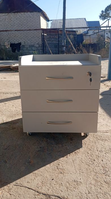 Стол офисный угловой с тумбой