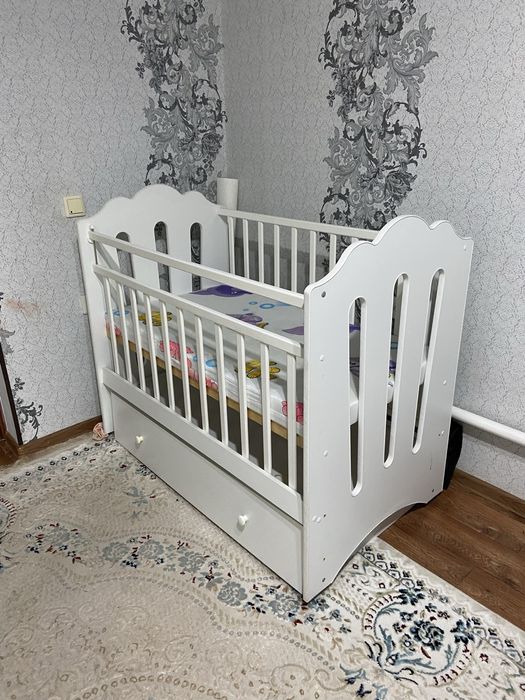 Детский кровать с матрасом и внизу с тумбочкой