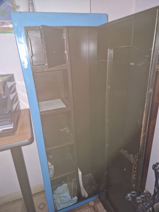 Продам шкаф металический