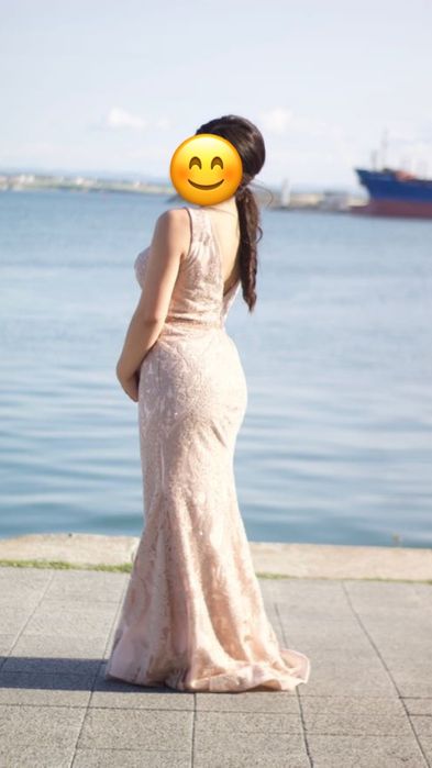 Рокля в златист цвят