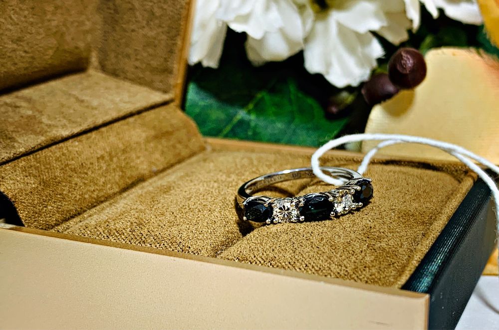 Нежное золотое кольцо с бриллиантами и натуральными камнями – Сапфир