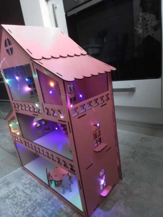 Дървена къща за кукли /къща на кукла барби /