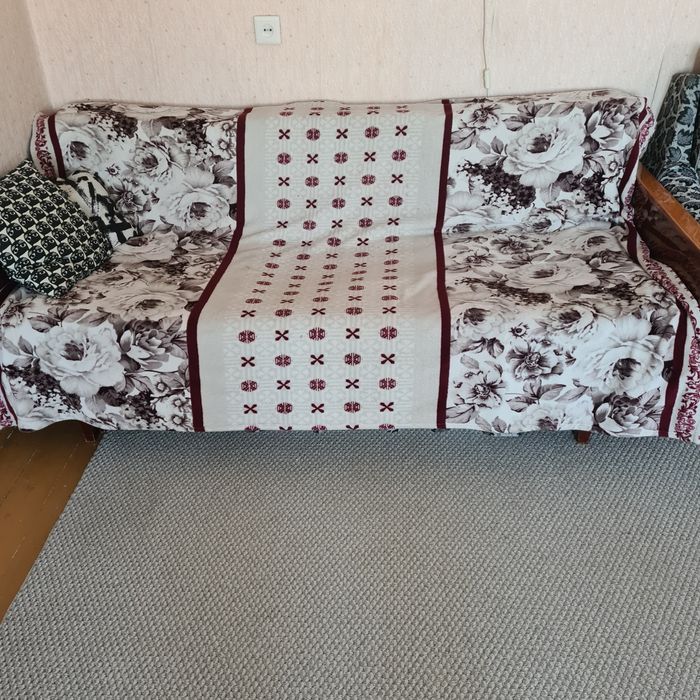 Диван деревянный