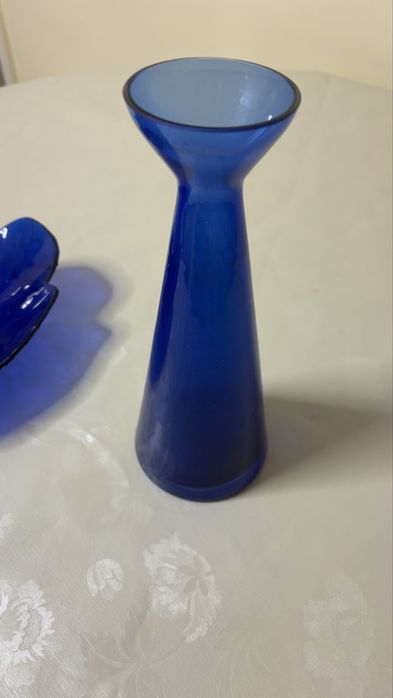 Фруктиера листо и ваза от синьо стъкло