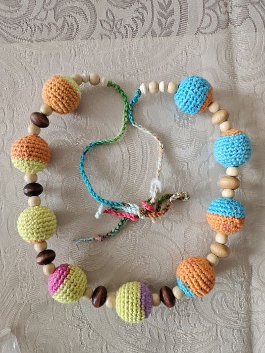 Красиви плетени гердани и обеци.