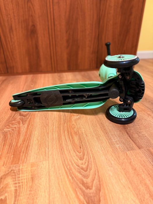 Trotineta Scoot and Ride plus casca