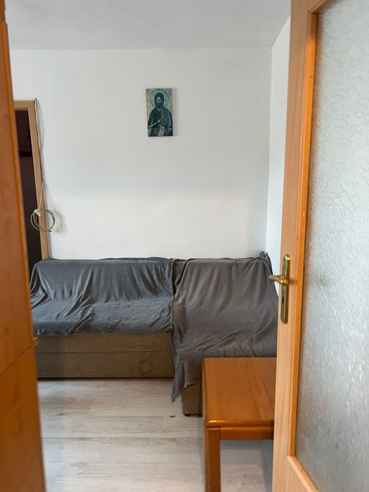 Vând apartament semidecomandat
