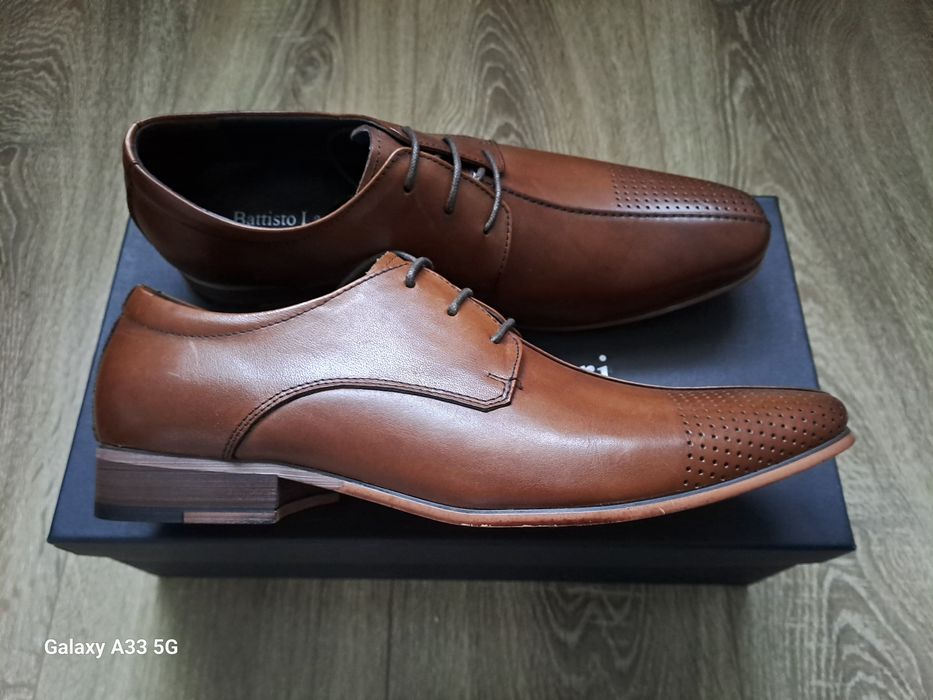 Vând pantofi noi din piele pentru bărbați,  brand  Battisto Lascari.