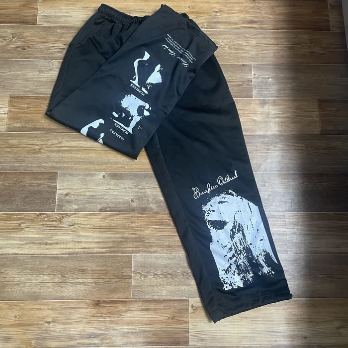 Штаны с белыми принтами